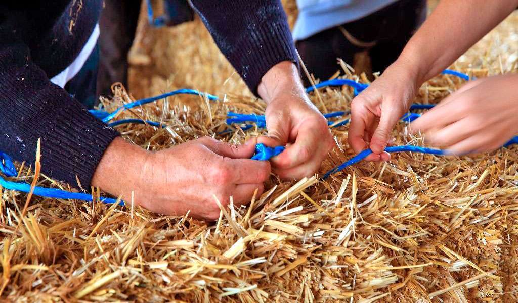 Bioconstrucción: fardo de paca de paja con cosido