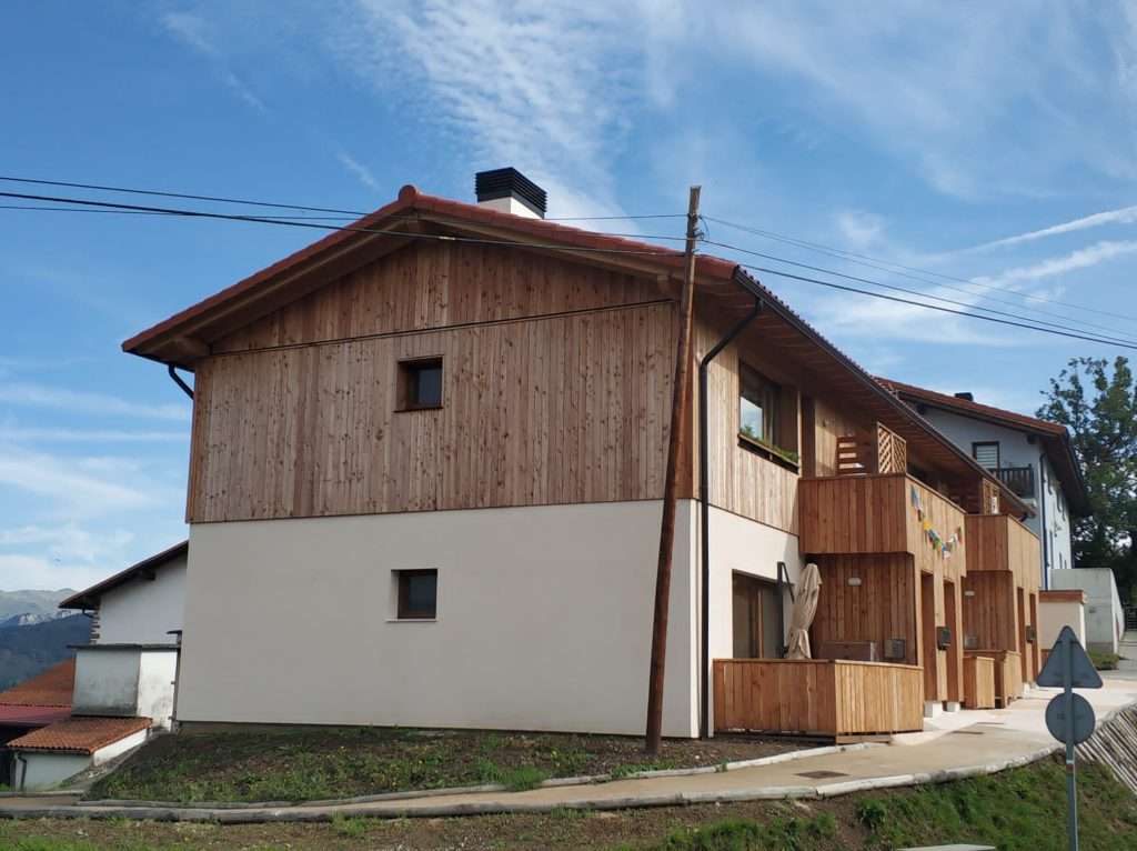 Bioeraikuntza, bioconstrucción de VPO en madera drenante