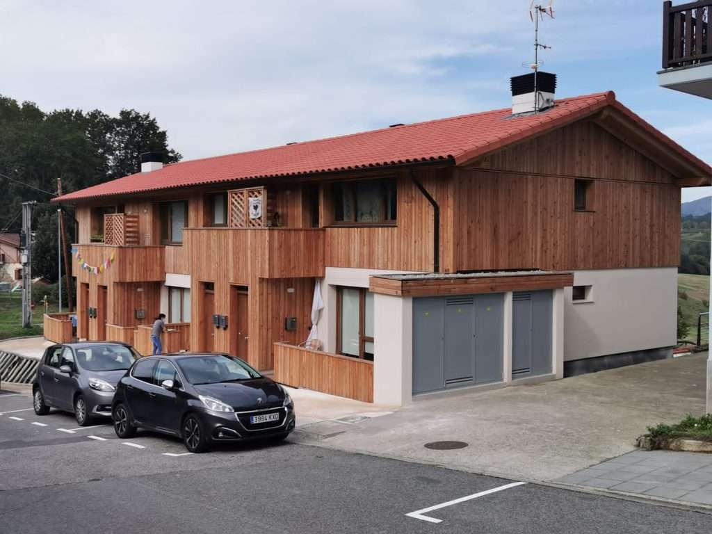 Bioeraikuntza, bioconstrucción de VPO en madera drenante