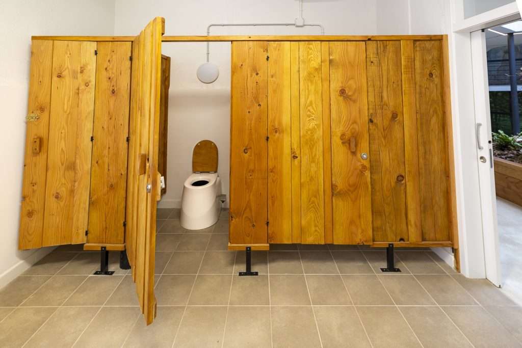 Natur Eskola, saneamineto de aguas con paja verde, técnica de fitodepuración
